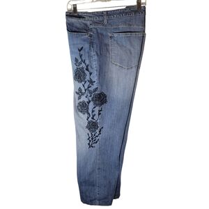 Simply Vera Vera Wang blue denim capris with black lace appliques Size 22W